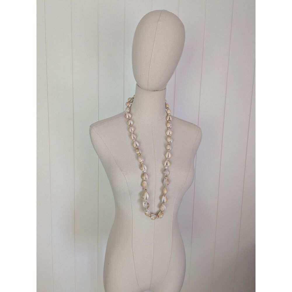 Vintage tan cowrie shell necklace - 18"